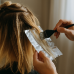 Comment faire une couleur sur mèche blonde : techniques et conseils pros