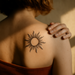 Tatouage combien de temps sans soleil : la durée essentielle de 3 à 4 semaines à respecter